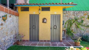 Casa familiar, balcón, vista al jardín | Baño