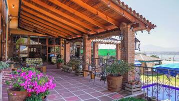 Casa familiar, balcón, vista al jardín | Balcón