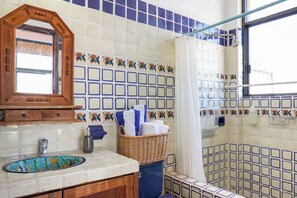 Familienhaus, Balkon, Gartenblick | Badezimmer