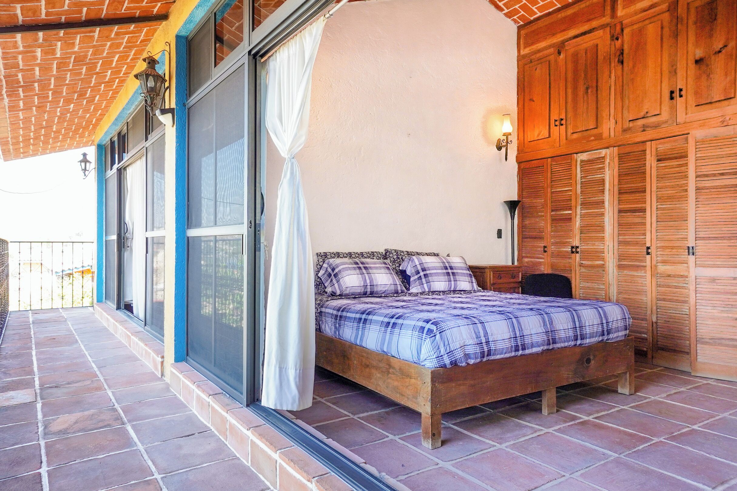 Casa familiar, balcón, vista al jardín | Tabla de planchar con plancha y wifi gratis 