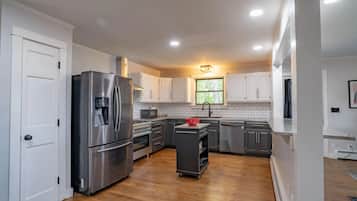 KĂŒhlschrank, Mikrowelle, Ofen, Herdplatte