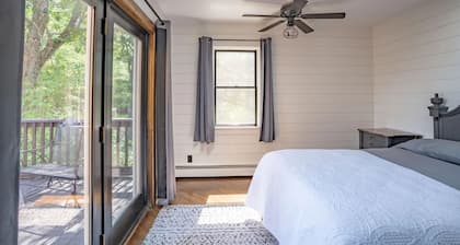 Modern 3BR/2BA Home with Stunning Ridge Views & Private Hot Tub