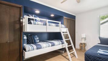 5 slaapkamers, een bureau, een strijkplank/strijkijzer, reisbedje