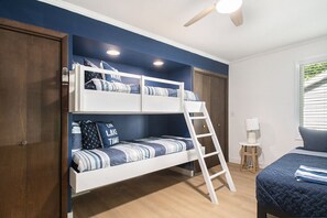 5 bedrooms, desk, iron/ironing board, travel cot