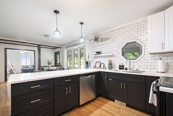 Frigorífic, microones, forn i placa de cuina 