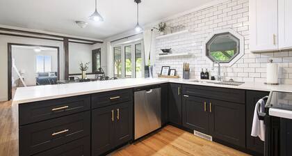 Secluded Retreat w/ Hot Tub, Pickleball/Basketball Court, Putting Green, Arcade