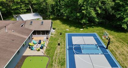 Secluded Retreat w/ Hot Tub, Pickleball/Basketball Court, Putting Green, Arcade