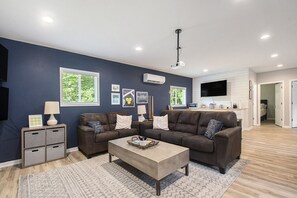 Televisor intel·ligent, llar de foc, futbolí i llibres 