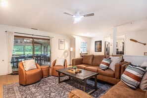 TV connectée, cheminée, baby-foot, livres