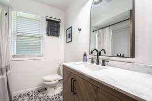 Een haardroger, handdoeken