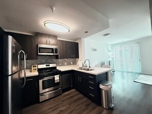 Kühlschrank, Mikrowelle, Herdplatte, Geschirrspüler