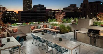 Chic modern apartment with AC, WiFi, fitness room in fabulous LA Koreatown