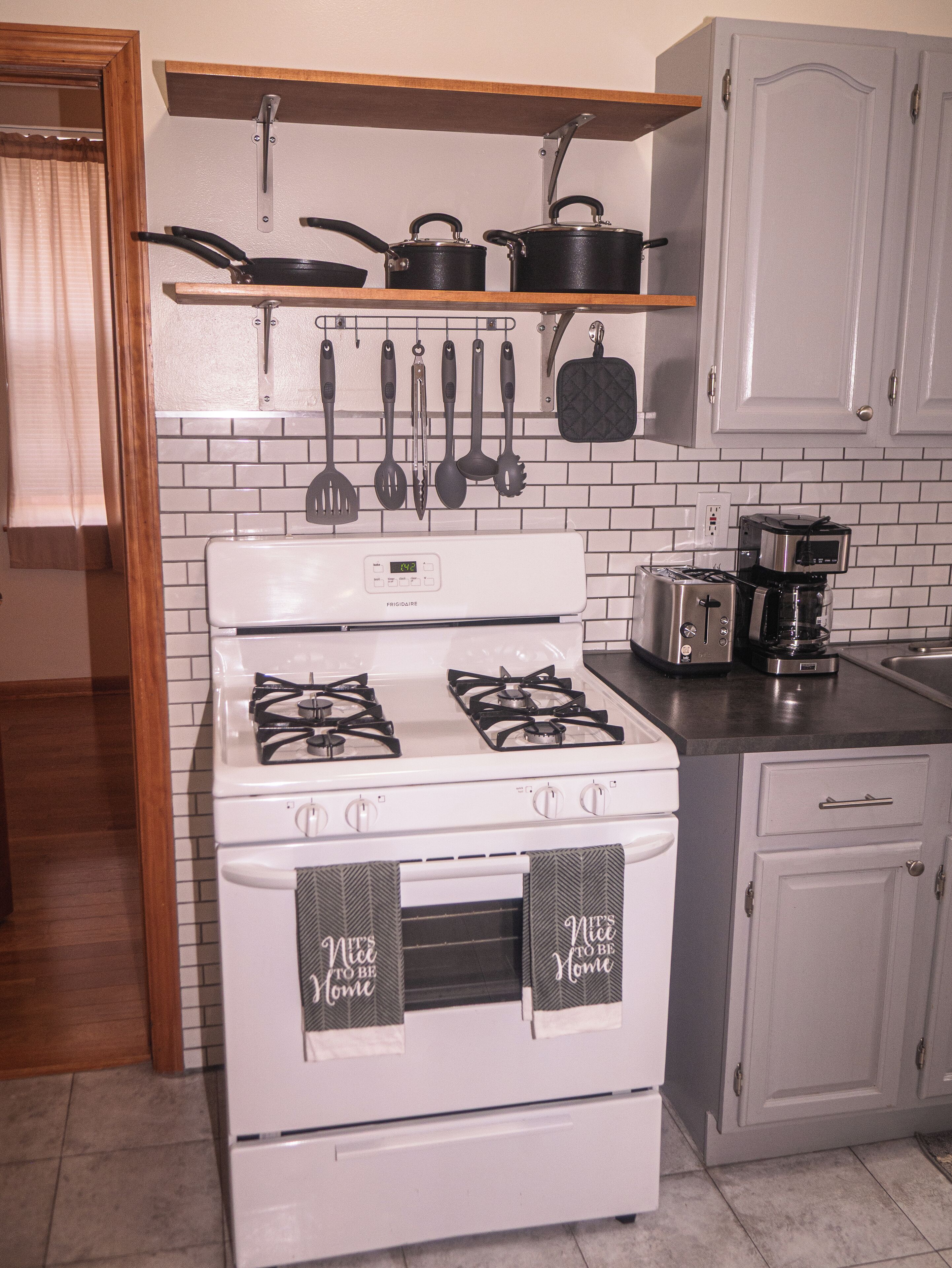 Een microgolfoven, een oven, een kookplaat