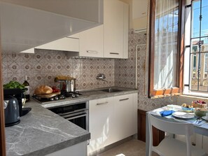 Fridge, cookware/dishes/utensils