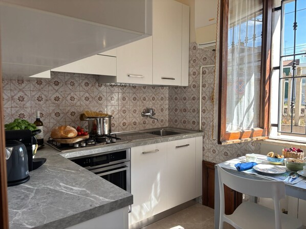 Réfrigérateur, vaisselle et ustensiles