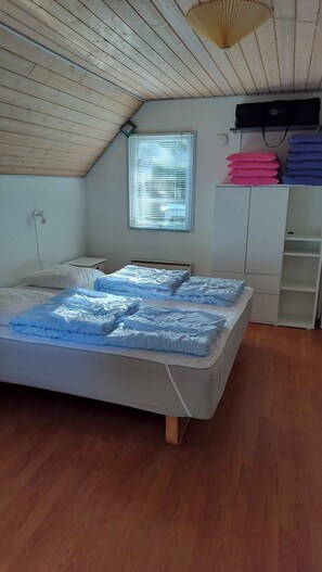 4 bedrooms, iron/ironing board, free WiFi