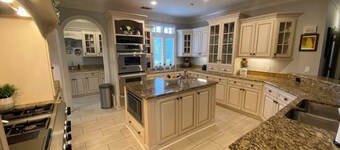 6000 sq ft home with Private Pool and Hot Tub, Sleeps 16 - 16 Acres