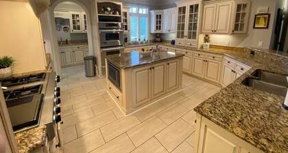 6000 sq ft home with Private Pool and Hot Tub, Sleeps 16 - 13 Acres