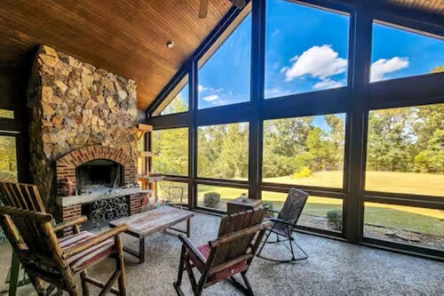 6000 sq ft home with Private Pool and Hot Tub, Sleeps 16 - 13 Acres