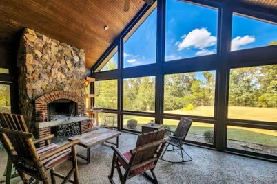 6000 sq ft home with Private Pool and Hot Tub, Sleeps 16 - 13 Acres
