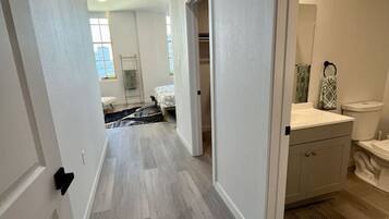 Secador de cabelo, toalhas de banho