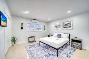 Escritorio, tabla de planchar con plancha, wifi gratis y ropa de cama