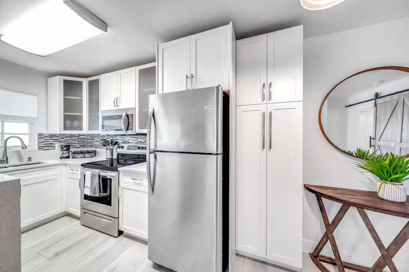 Réfrigérateur, micro-ondes, four, plaque de cuisson