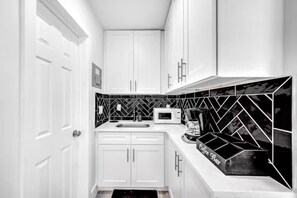 Kühlschrank, Mikrowelle, Wasserkocher mit Kaffee-/Teezubehör, Toaster