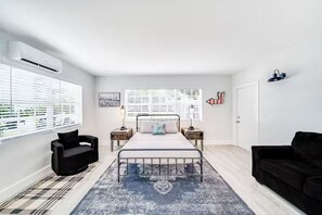 Interior - Coastal Unit! .5 miles to Beach! (Fort Lauderdale)