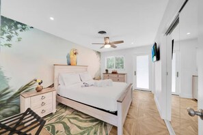 Desk, iron/ironing board, WiFi, bed sheets - Tropical Paradise+ Pool & Patio! (Fort Lauderdale)