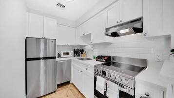 Réfrigérateur, micro-ondes, four, plaque de cuisson