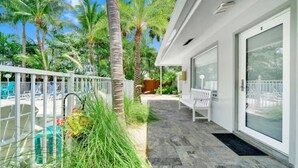 A modern house with a pool, palm trees, and a patio area. - Tropical Paradise+ Pool & Patio! (Fort Lauderdale)