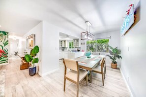 Dining - Tropical Paradise + Pool, Arcade (Fort Lauderdale)