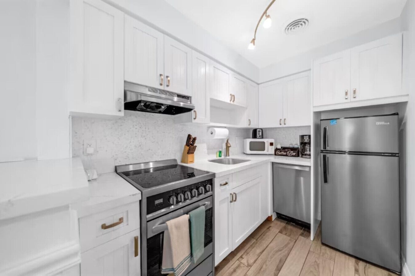 Køleskab, mikrobølgeovn, ovn, kogeplade