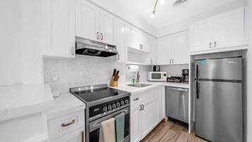 Réfrigérateur, micro-ondes, four, plaque de cuisson