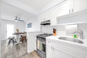 Fridge, microwave, oven, stovetop - Tropical Paradise + POOL & PATIO (Fort Lauderdale)