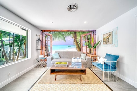 Smart TV. Tropical Paradise + Pool & PATIO