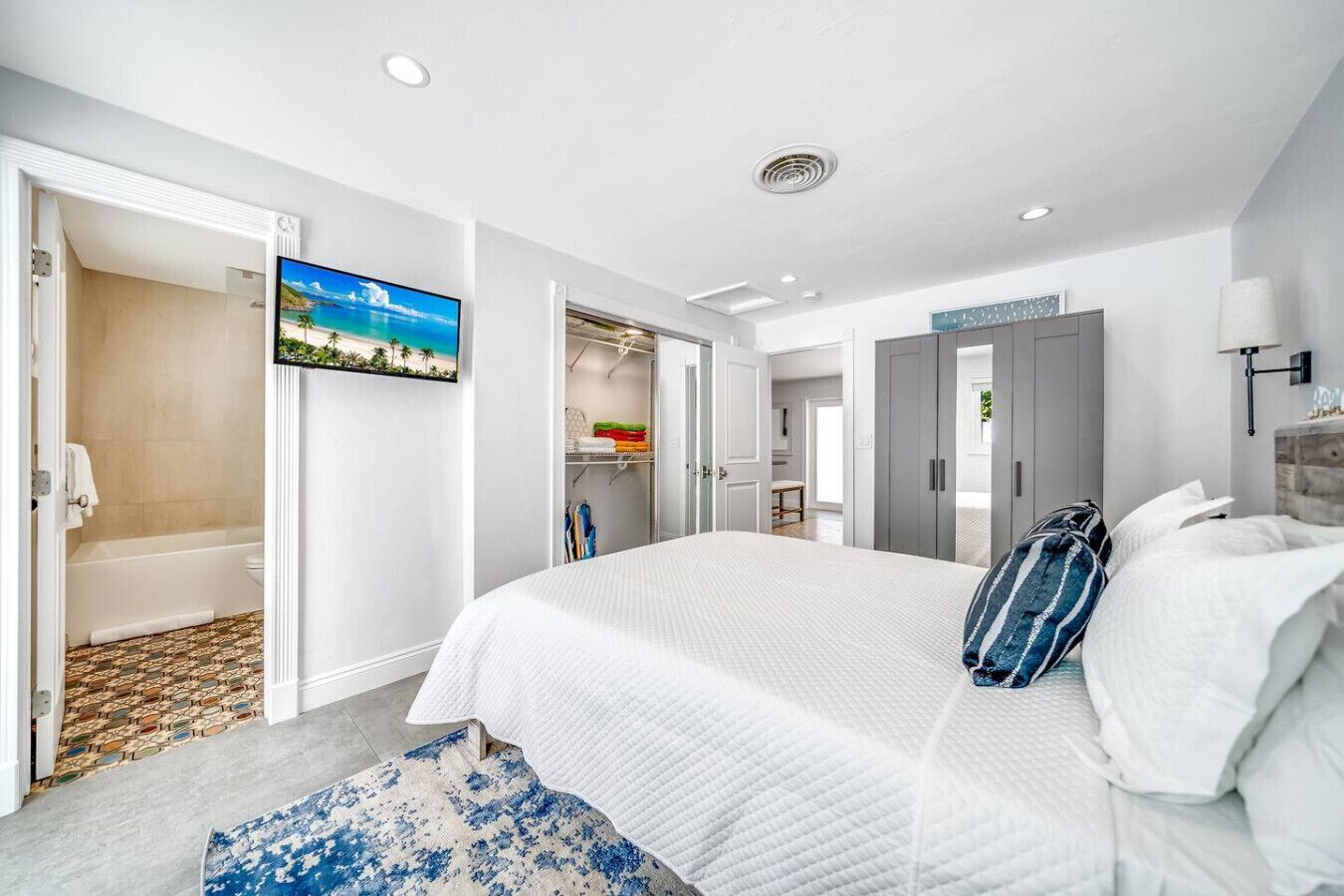 Työpöytä, silitysrauta/-lauta, ilmainen Wi-Fi, vuodevaatteet