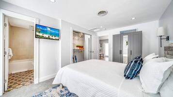 Escritorio, tabla de planchar con plancha, wifi gratis y ropa de cama