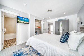 Skrivebord, strykejern/-brett, wi-fi (inkludert) og sengetøy