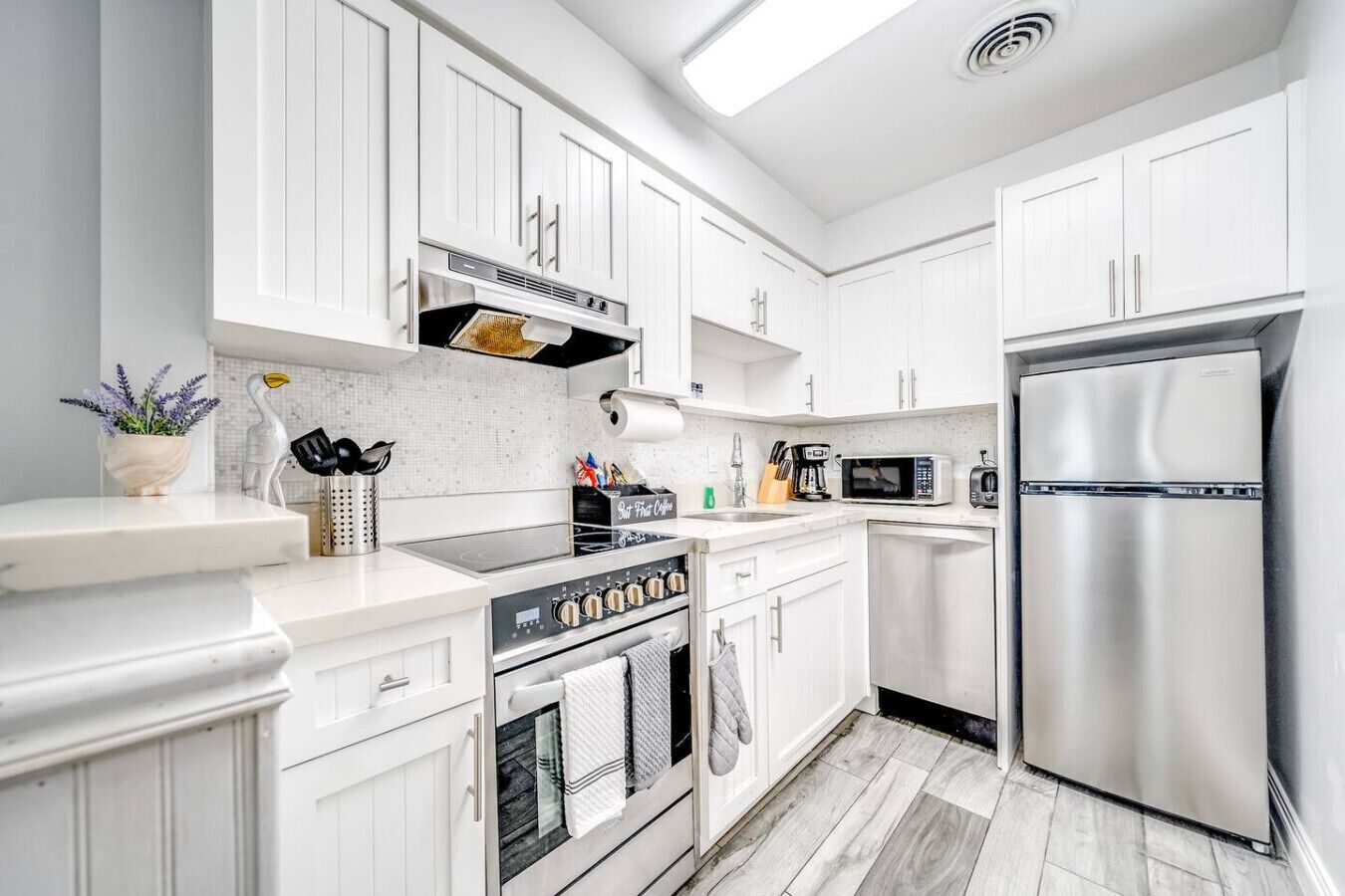 Refrigerador, microondas, horno y parrilla de estufa 