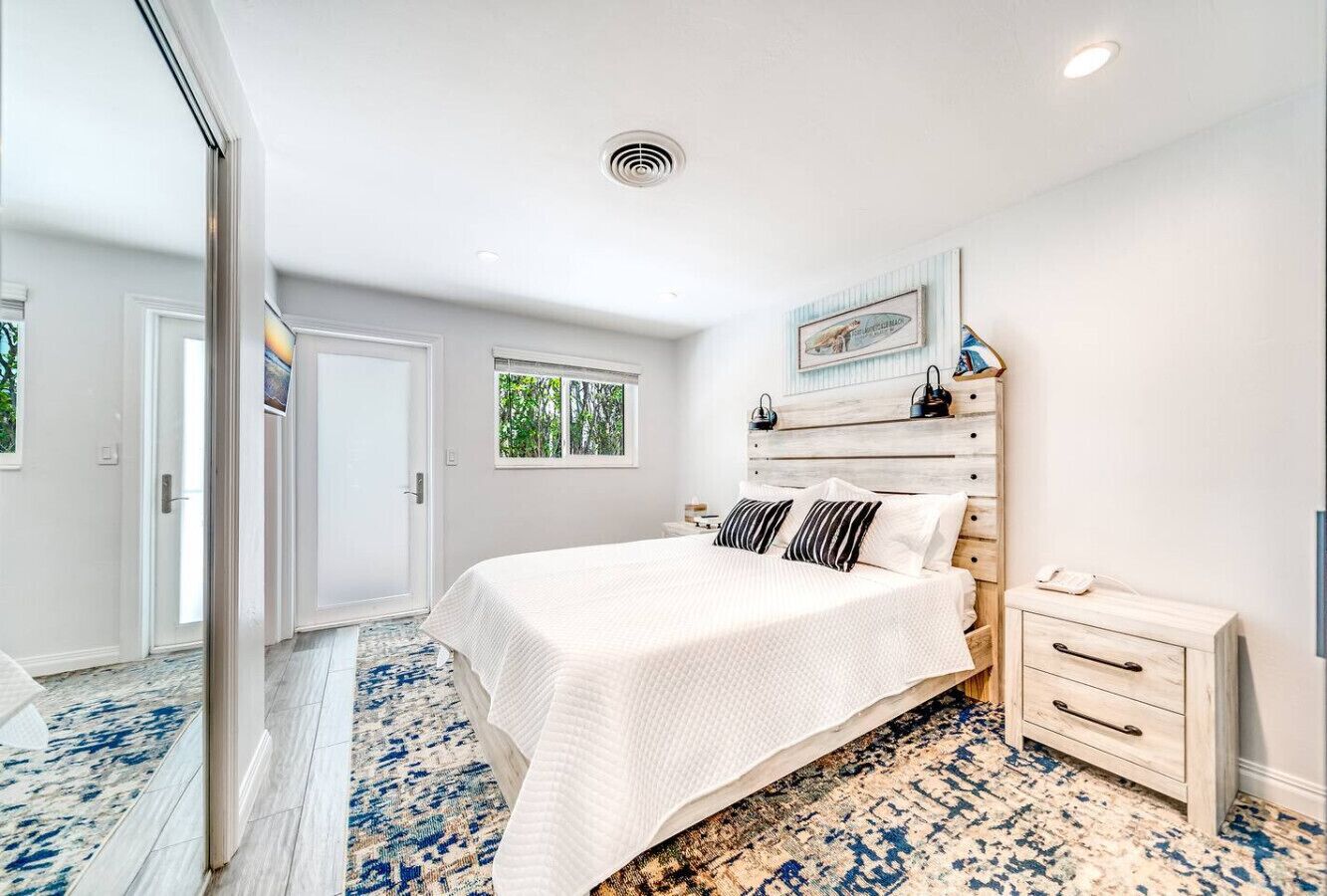 Skrivebord, strykejern/-brett, wi-fi (inkludert) og sengetøy