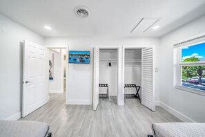 Desk, iron/ironing board, free WiFi, bed sheets - Tropical Paradise + POOL & PATIO (Fort Lauderdale)