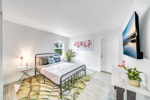 デスク、アイロン / アイロン台、WiFi (無料)、ベッドシーツ