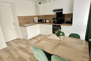 Microondas, horno, placa de cocina