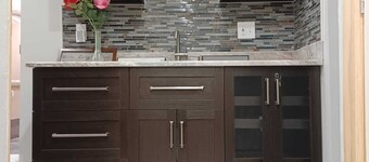 Charming 3-bedroom apartment with AC, WiFi in Glassport, PA