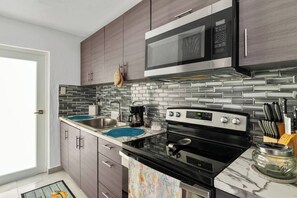 Refrigerador, parrilla de estufa y cafetera y tetera 