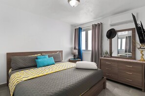 4 bedrooms, iron/ironing board, WiFi, bed sheets