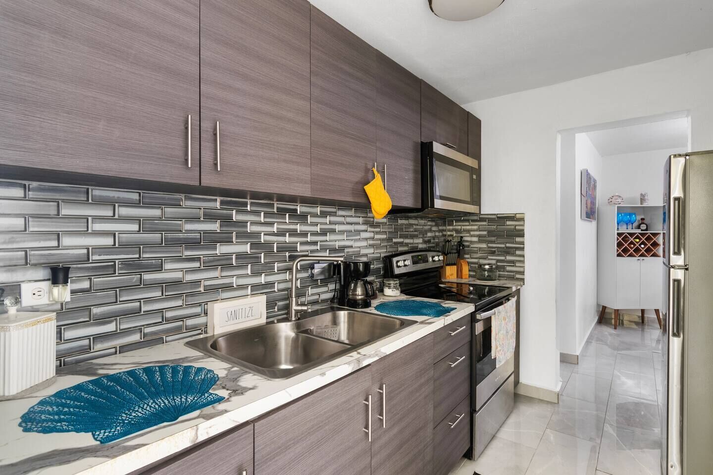 Frigorifero, piano cottura, macchina per tè/caffè