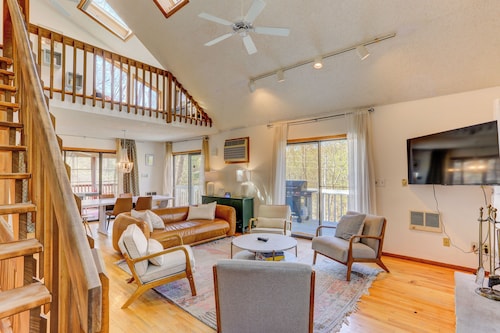 Spacious 5-bedroom Mountain Retreat in Poconos with FREE access to Ski slope